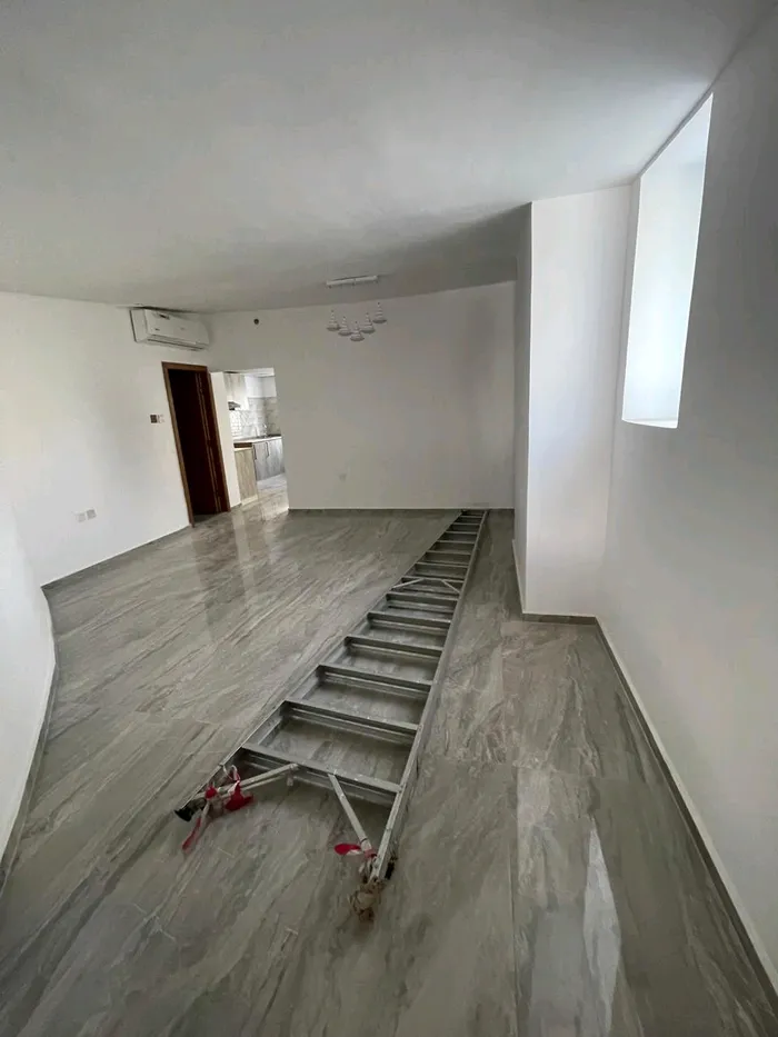 A room and a hall without attention : Image 1