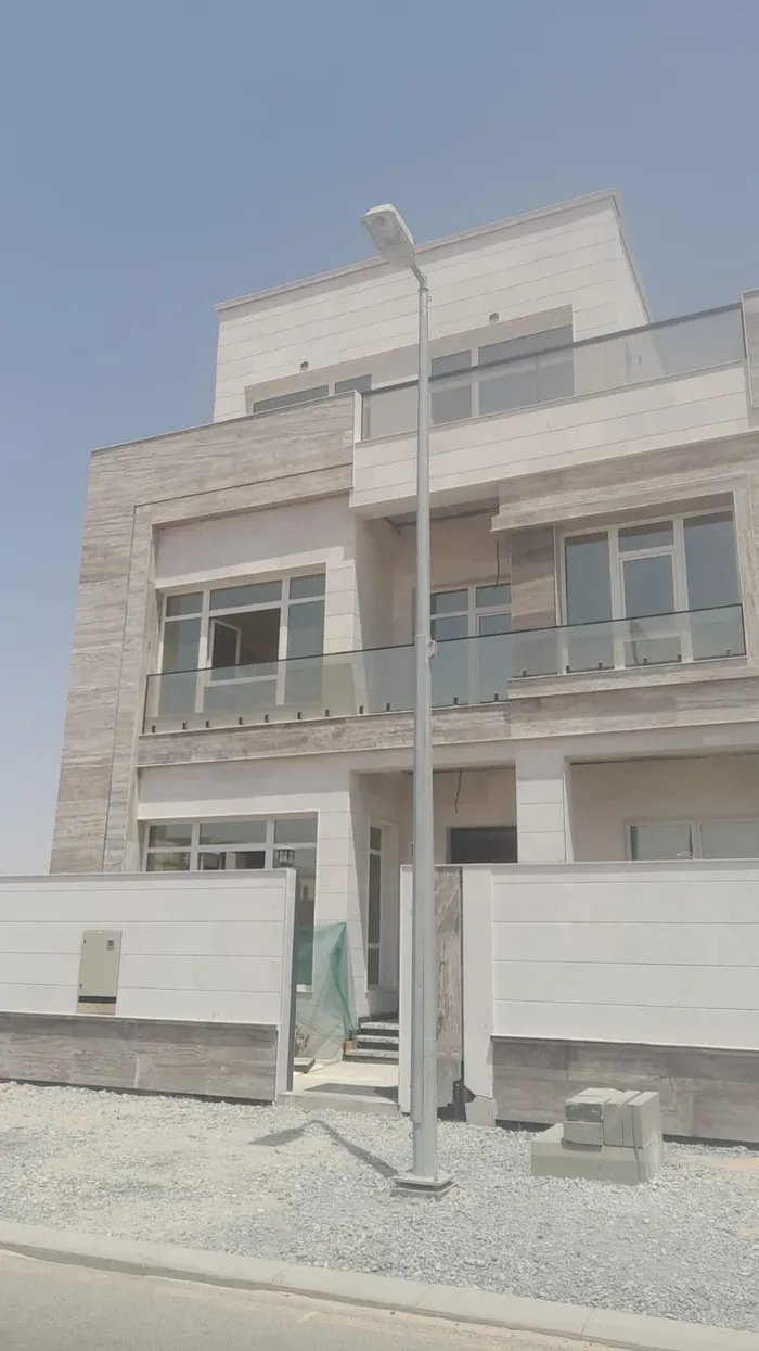 للبيع فيلا جديدة  بالشارقة تقع في منطقة الحوشي ارضي +اول +سقف 50% تتكون من :5غرف ماستر +مطبخ +صاله+مجلس : Image 1