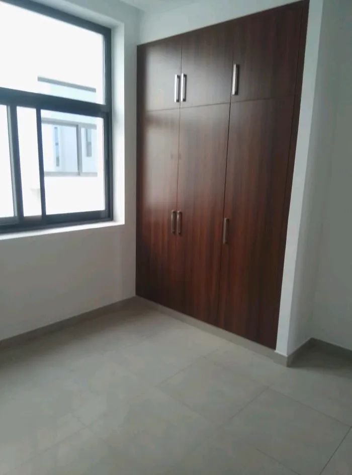 شقه غرفتين وصاله و 2 حمام منهم غرفه ماستر مع روف : Image 1