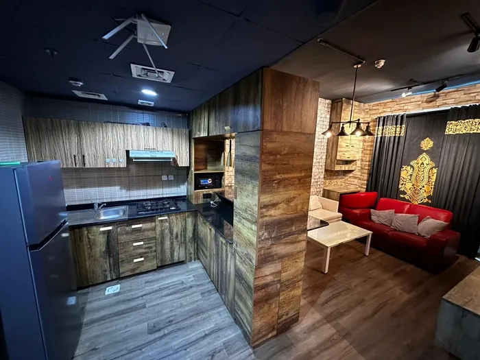 شقة مفروشة فرش راقي غرفة وصالة بسعر مغري : Image 1