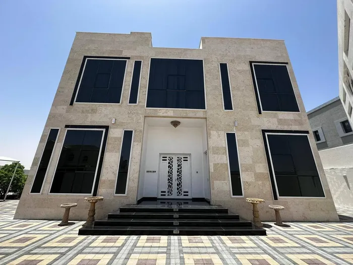 للبيع  فيلا في الشارقة منطقة الحوشي - تملك عرب المساحة 10,000 قدم مربع - زاوية شارعين حجر بالكامل تتكون من 4 غرف نوم  ماستر وصالتين ومجلس ومطبخ وغرف للخدمات و... : Image 1