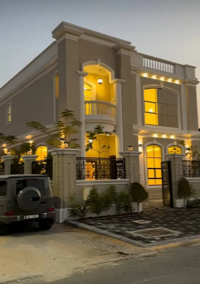 For sale, a new elegant villa in Sharjah, Al-Hoshi area, has a unique location adjacent to Al Nouf area, the first resident with a classic design. It consists of 5 master bedrooms with wardrobes, a hall, a majlis, a kitchen and a maid's room. Central : Image 1