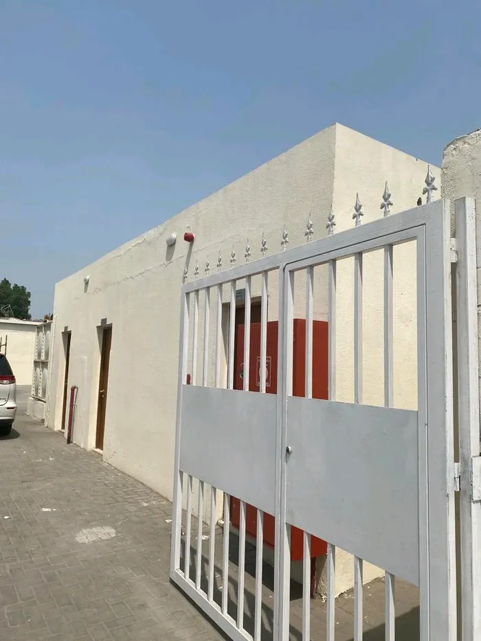 For sale there are workers in Sajaa : Image 1