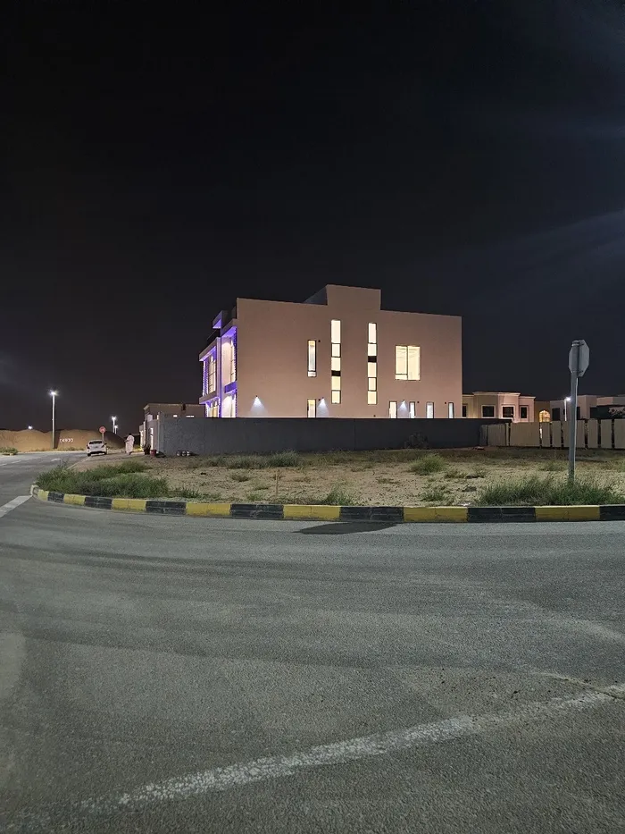 للبيع فيلا فخمة في الشارقة تقع في منطقة الحوشي تشطيبات فخمة زاوية شارعين طابقين تتكون من 6 غرف نوم ماستر + 8 حمامات + 3 صالات + مطبخين : Image 1