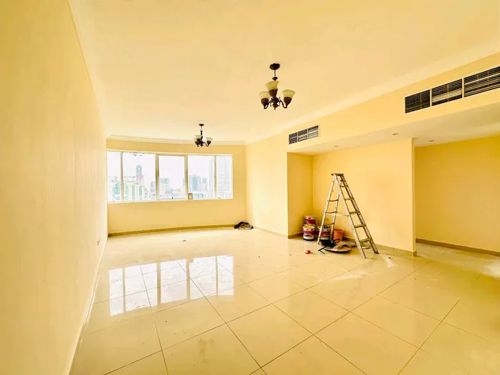 Apartments for annual rent in Al Ain, three rooms, a hall, a kitchen and three bathrooms : Image 1