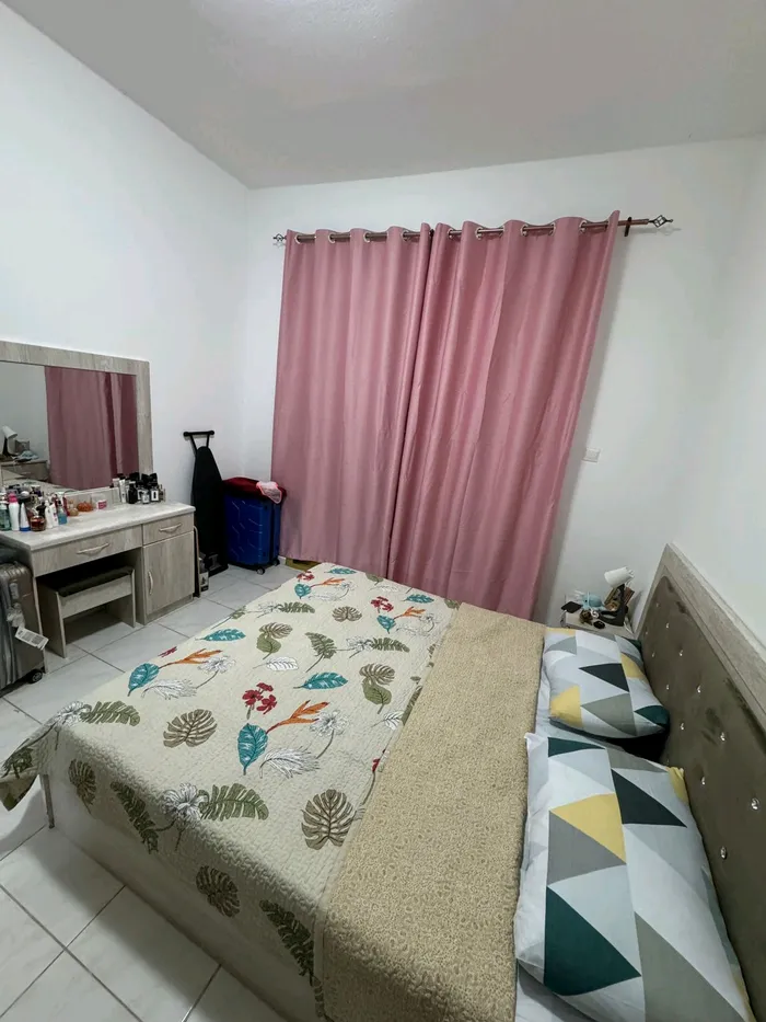 شقة غرفة و صالة مع بلكونة مساحة واسعة الإيجار شهري : Image 1