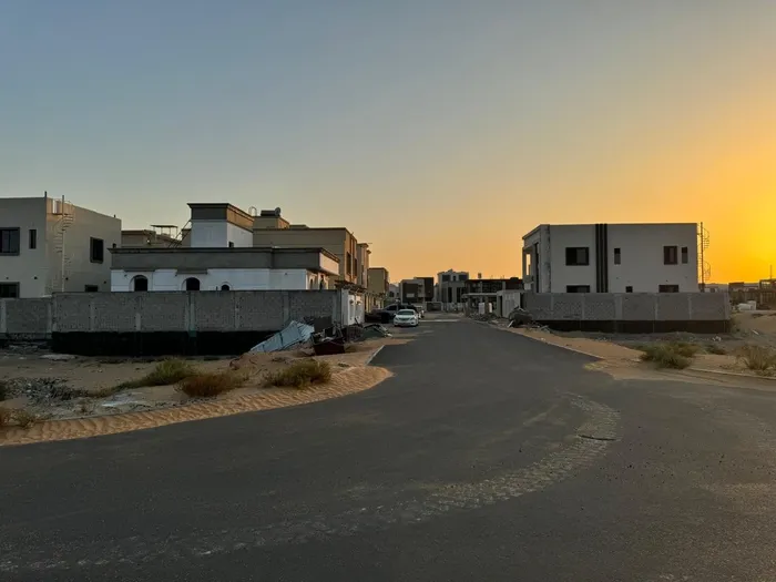 ارض زاويه للبيع علي شارعين بالزاهيه عجمان : Image 1