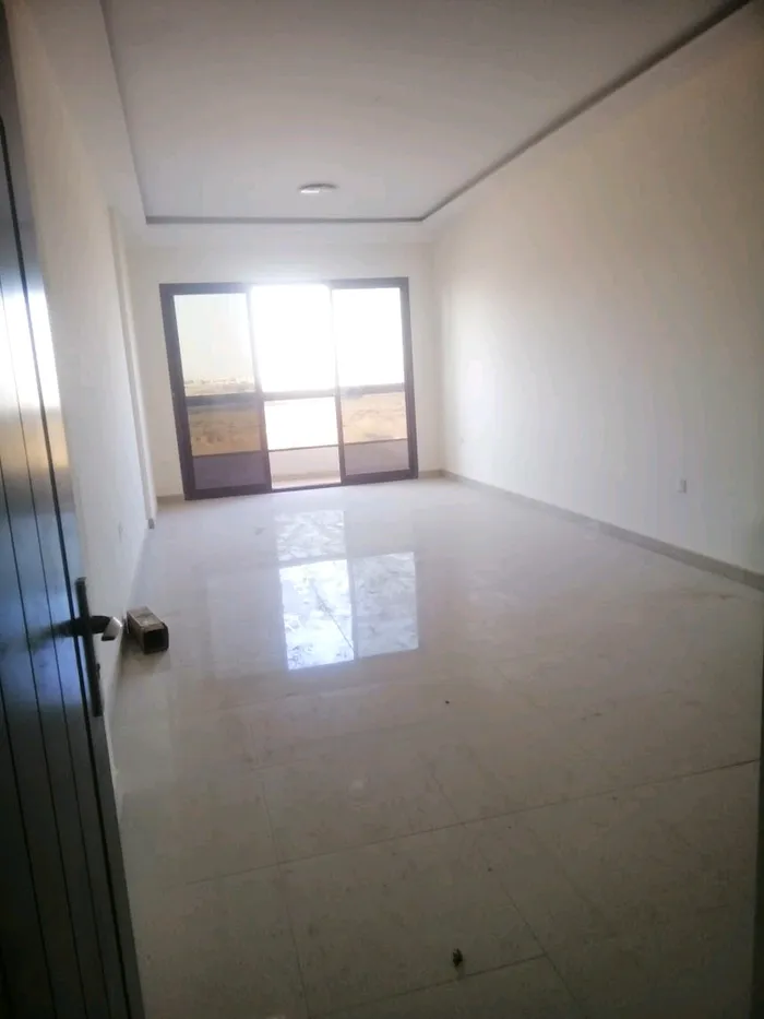 For rent, a very spacious studio for the first inhabitant in Ajman, Al Yasmeen area : Image 1