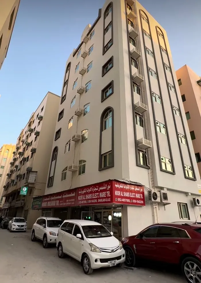 للبيع بناية في الشارقة منطقة الرولة ( الغرير ) أرضي و 7 طوابق شقق : Image 1