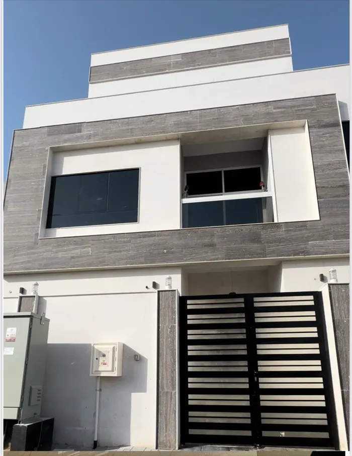For rent a villa in Sharjah, Al-Hoshi area, new. The first resident has 5 master bedrooms, two halls, a majlis, a kitchen and a maid's room. 3 floors : Image 1