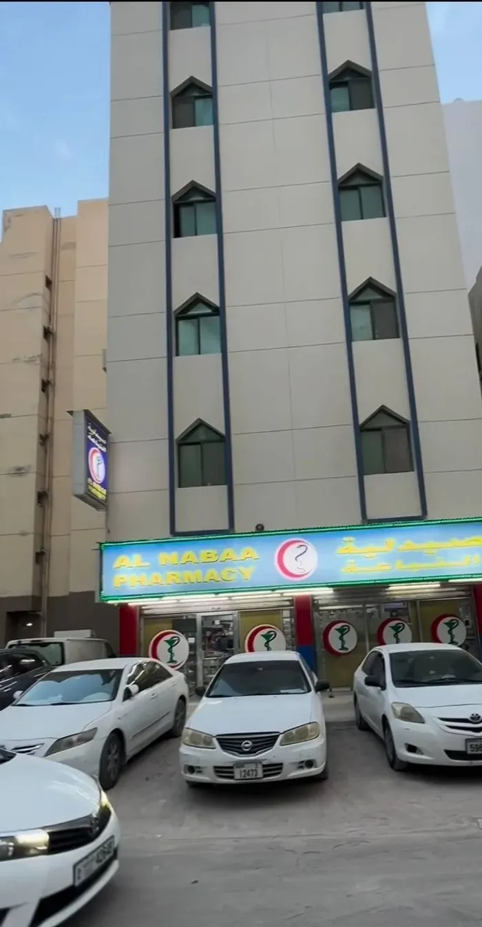 للبيع بناية في الشارقة منطقة النباعة  خلف مركز المبارك أرضي محلات  وخمس طوابق شقق  عمر البناية 24 سنة تم عمل  صيانة كاملة للبناية مساحة الارضر 2800 قدم مربع  شارعين تتكون  من 20 شقة غرفة وصالة  واسيوديو و 3 محلات الدخل : Image 1
