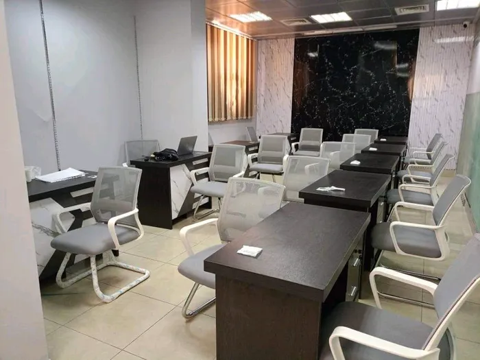 مكتب للبيع بكل مشتملاته : Image 1