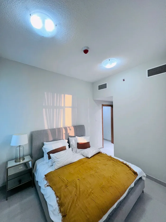 للايجار السنوي شقه غرفتين وصاله بالجلف تاور تكيف وموقف مجانا ب35 الف غير مفروش ب45 الف بالفرش اول ساكن : Image 1