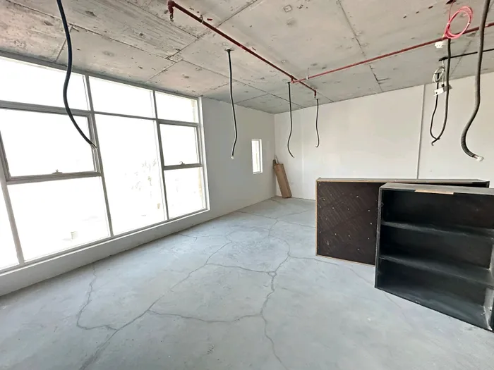 For annual rent, mezzanine floor, vital area with all services : Image 1