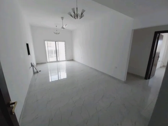 For annual rent, the first resident has two rooms and a salon : Image 1