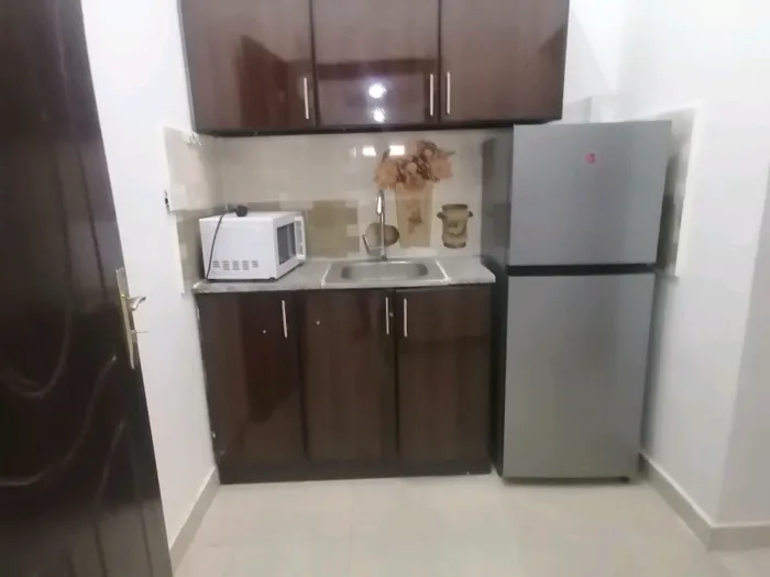 للايجار الشهري استديو بمدينه خليفه ب شخبوط مفروش فرش كامل : Image 1