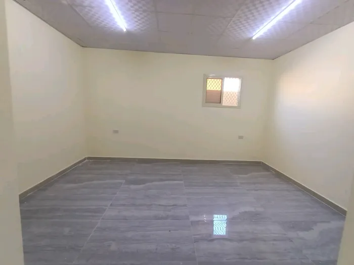 للايجار الشهري استوديو غرفة و حمام و مطبخ منطقة الجاهلي : Image 1