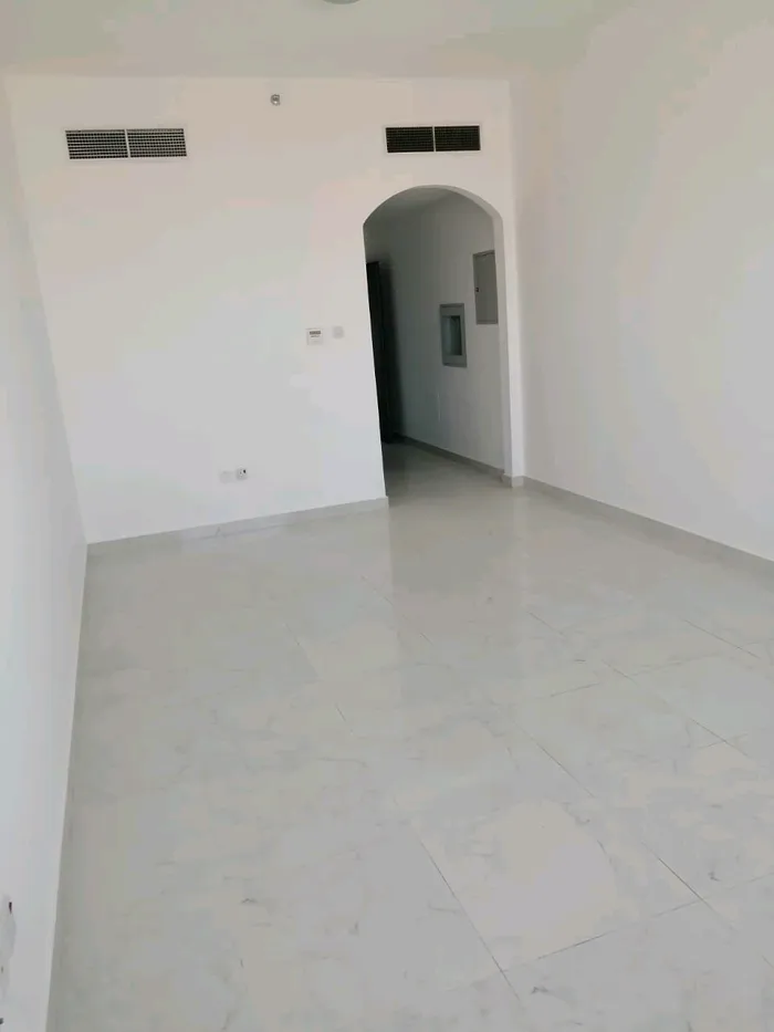 للايجار السنوي غرفتين وصالة مع بلكونة الغرفة ماستر مساحة واسعة في عجمان : Image 1