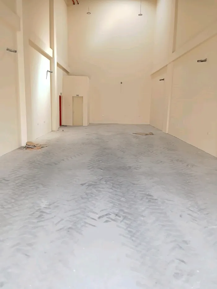 Available for sale is Shubrat Complex with an area of 30,000 square feet, 20 kW electricity, 3 phases - Ajman Al Jerf Industrial 1 : Image 1