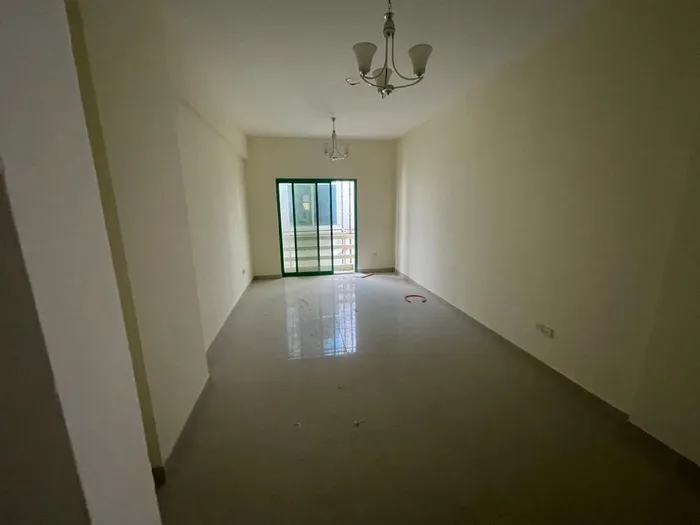 للايجار السنوي غرفتين وصالة وبلكونة وحمامين في الراشدية 1 بسعر مغري جدا البناء مجدد اول ساكن اغتنم الفرصة واحجز الان : Image 1