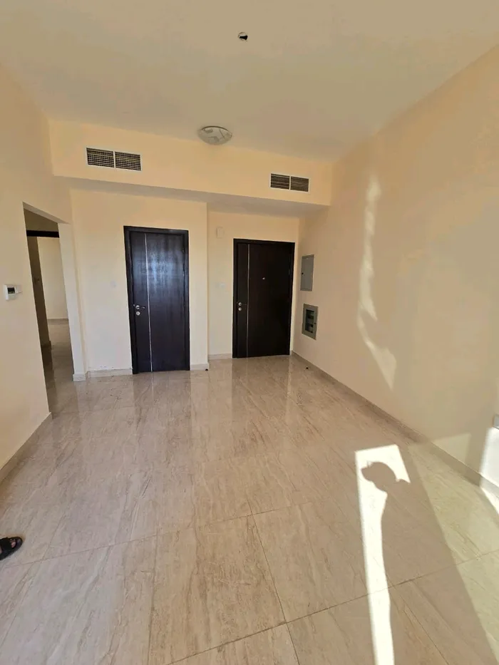 للإيجار السنوي شقة غرفتين وصالة الغرف ماستر 3 حمامات ثاني ساكن الشقة فيها بلكونة في عجمان منطقة العالية : Image 1