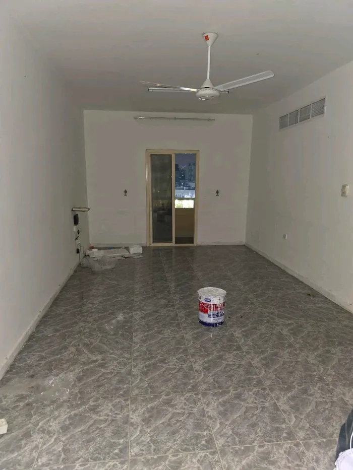 للإيجار السنوي شقة غرفتين و صالة فيها 2 بلكونة في عجمان النعيمية 1 : Image 1