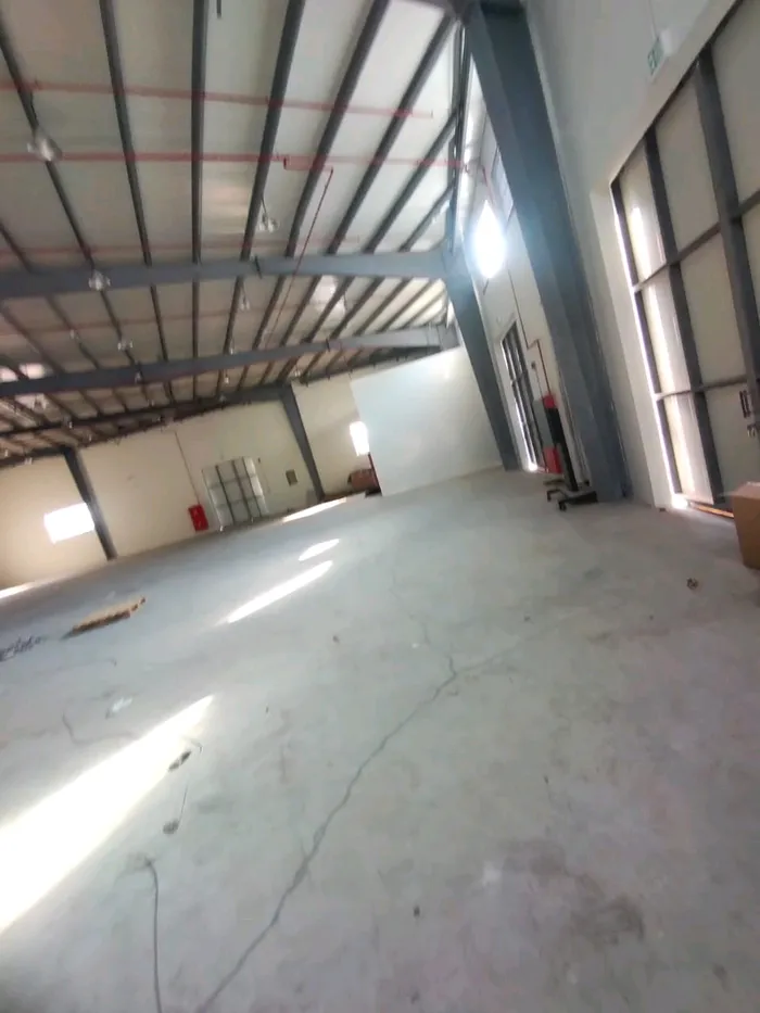 متاح للايجار السنوي مستودع بمساحة 8800الف قدم -أم القوين : Image 1