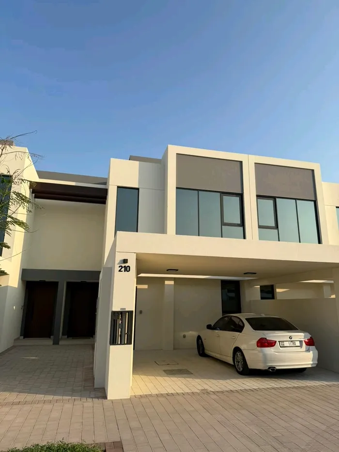 تملك فيلا فخمة في منطقة ممتازة وحيوية بمساحة 1872 قدم مربع : Image 1