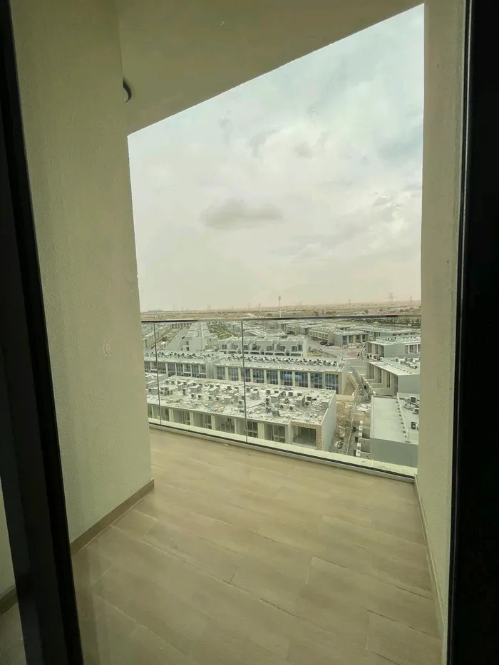 For sale, a one-bedroom apartment in Dubai Land, in Rokan Tower, with an area of ​​485 sqft, at a price of 650k, including parking. : Image 1
