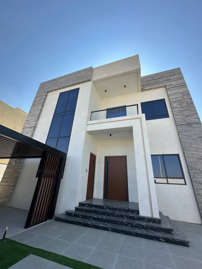 للبيع فيلا في امارة الشارقة منطقة الحوشي بتصميم مودرن ، حجر بالكامل تتكون من 4 غرف نوم ماستر وصالتين ومطبخ جاهز بكامل الأدوات الكهربائية وغرفة خدامة وغرفة للغسيل : Image 1