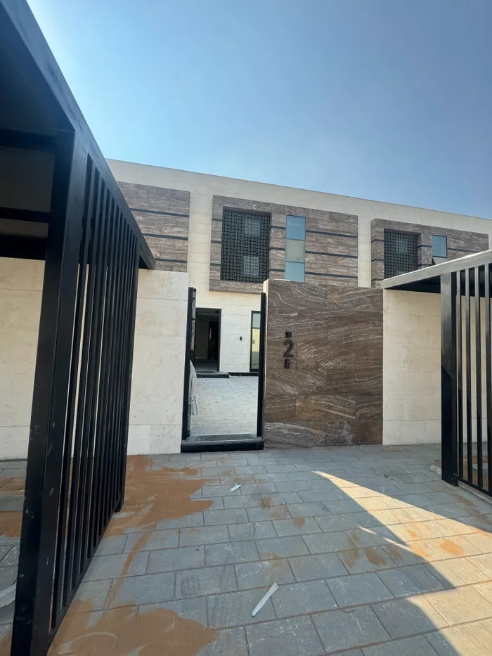 Two-storey villa for rent : Image 1