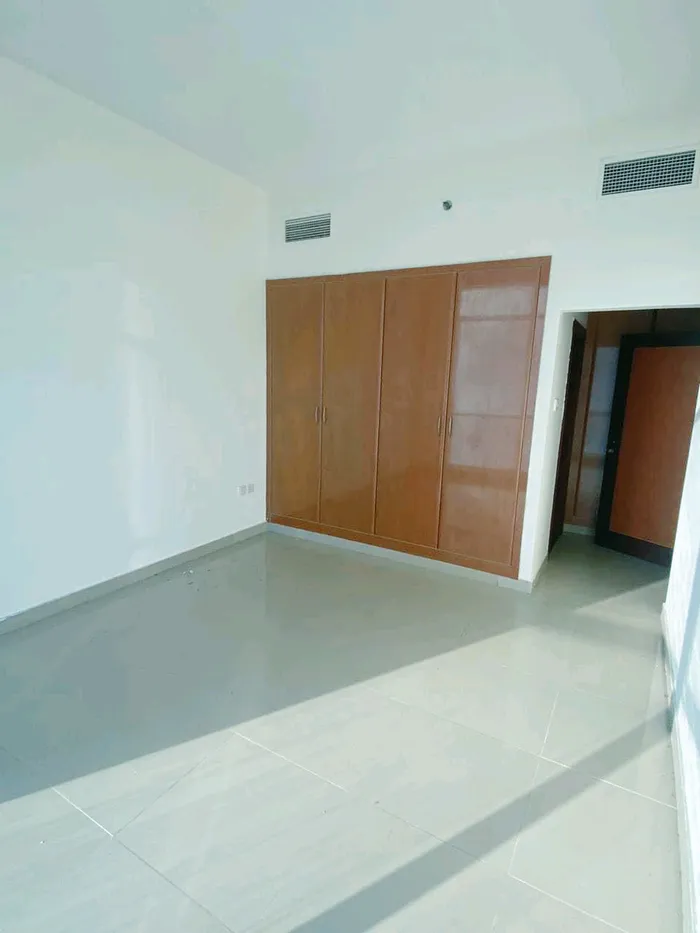 للايجار السنوي شقة غرفتين وصالة فخمة على كورنيش عجمان : Image 1