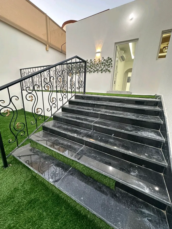 شقه سكنيه للايجار السنوي عدد ٢ غرفه وصاله وغرفه ماستر حمامين : Image 1