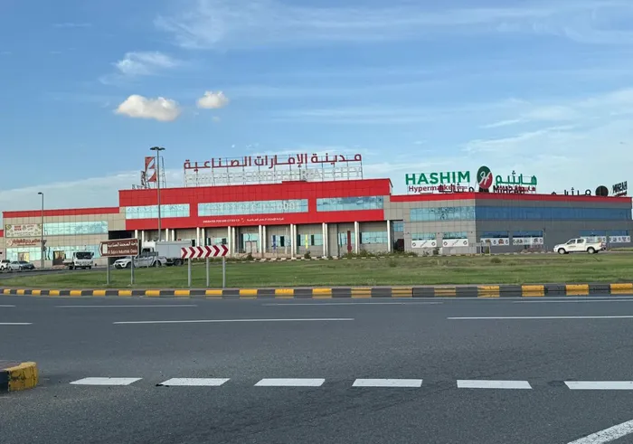 للـبيع ارض صناعية فـضاء فـي الشارقة  الصجعة الصناعية منطقة الحنو مـساحات ( 115000 ) قـدم : Image 1