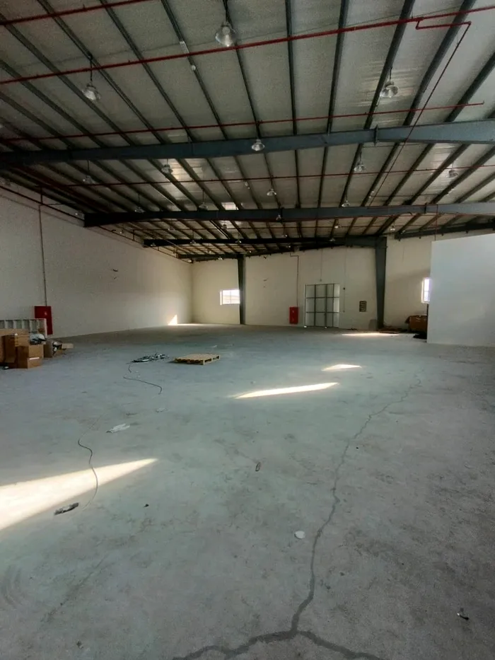 مستودع للإيجار السنوي بمساحة 8800 قدم في أم القيوين : Image 1