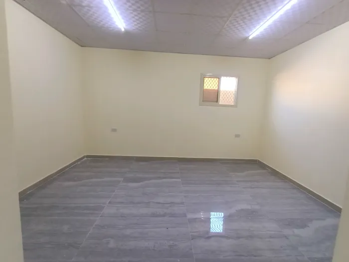 استوديو للايجار الشهري غرفة و حمام و مطبخ شامل ماء وكهرباء وانترنت وصيانة شاملة : Image 1