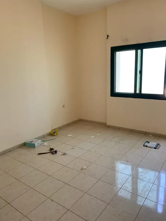 شقة غرفتين وصالة للايجار السنوي بعجمان، اول صف على الكورنيش : Image 1