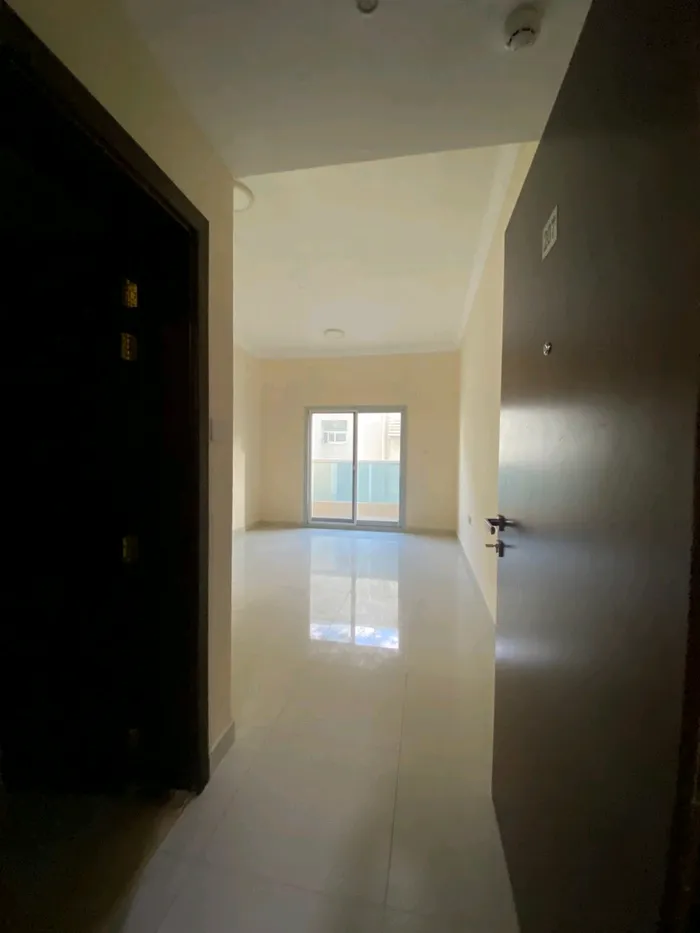 للإيجار شقة غرفتين وصالة ببلكونة في عجمان منطقة الروضة 3 شارع السلام : Image 1