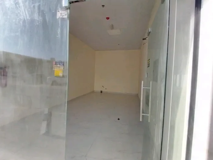 Shops for annual rent, the first resident : Image 1