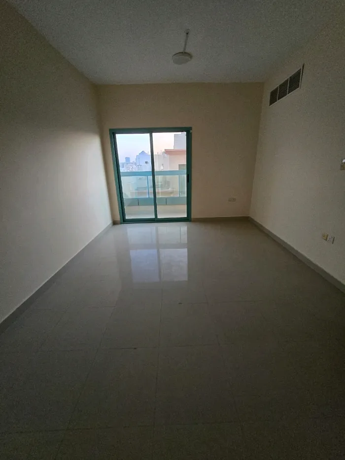 للإيجار شقة غرفتين وصالة ببلكونة في عجمان منطقة البستان السعر 30 الف : Image 1