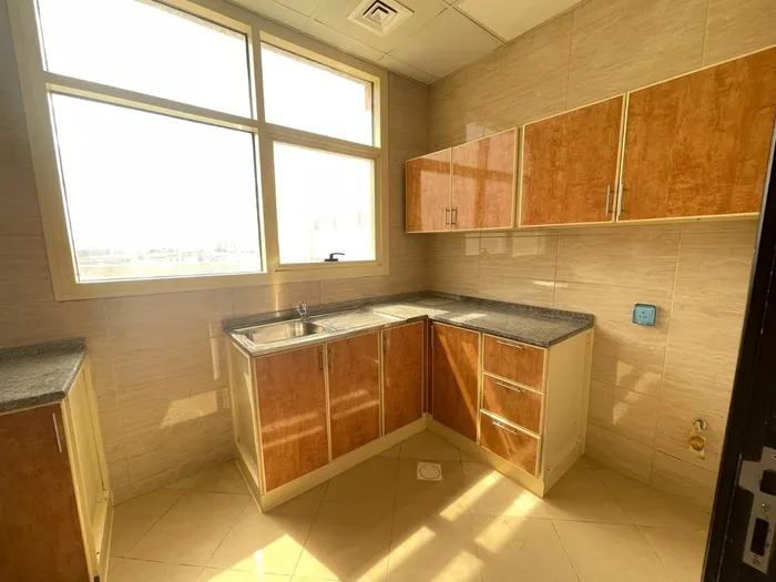 غرفة وصالة على الروف للإيجار السنوي في عجمان الجرف 2 : Image 1