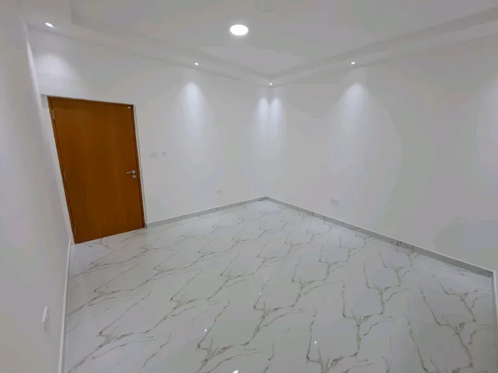 للايجار السنوي شقة غرفه وصاله بمدخل خاص مساحه كبيره : Image 1