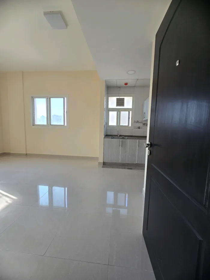 للإيجار إستوديو ببلكونة سنوي في عجمان منطقة العالية قريب من شارع محمد بن زايد : Image 1