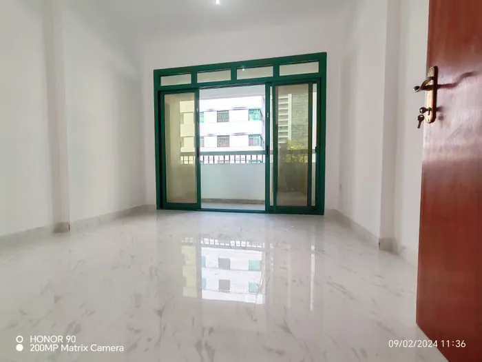 للايجار شقة في ابوظبي في شارع حمدان ثلاث غرف ومجلس غرفة خادمة : Image 1