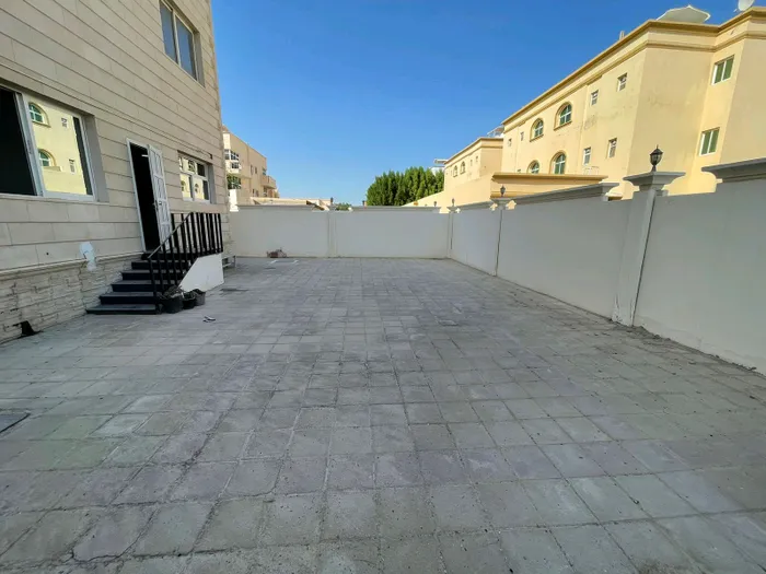 غرفه وصاله معاه باك يارد للايجار : Image 1