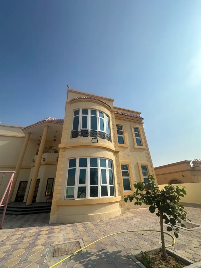 For rent a luxury villa in the Emirate of Sharjah, Al Rahmaniya area, consisting of 5 master bedrooms : Image 1