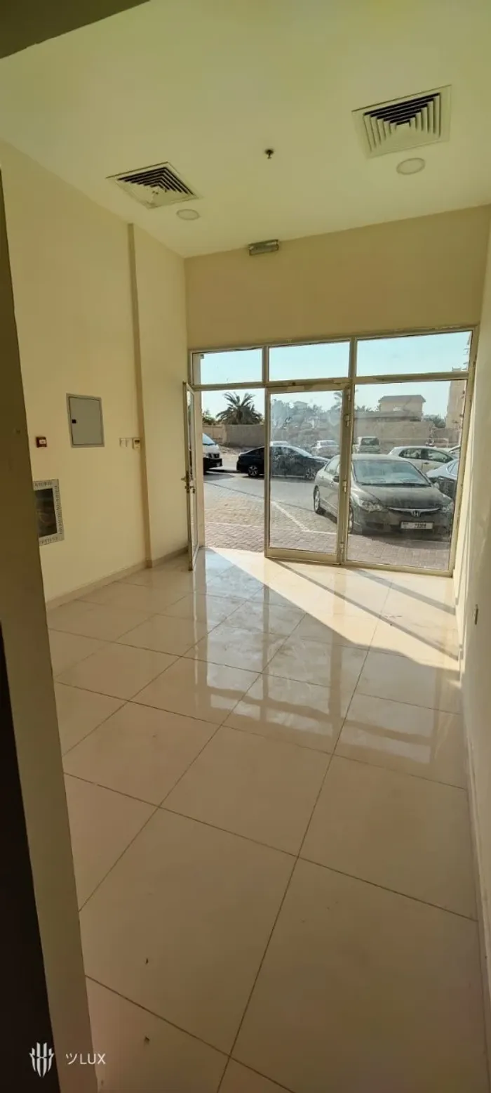 ? للإيجار: محلات في الروضة 2 : Image 1
