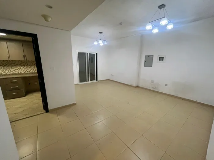 For rent a one-bedroom apartment with a balcony in Ajman, Al Nuaimia area 2. The building has a swimming pool and a parking : Image 1