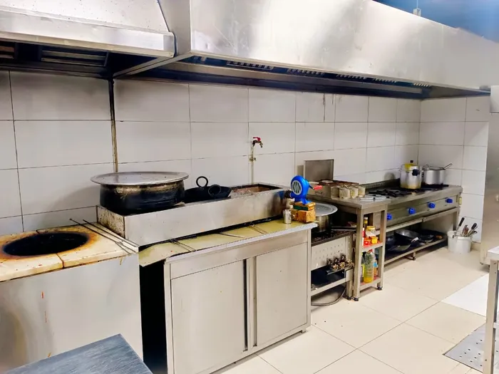 مطعم مجهز بالكامل للبيع في الروضة - موقع مميز بجانب شارع الشيخ عمار : Image 1