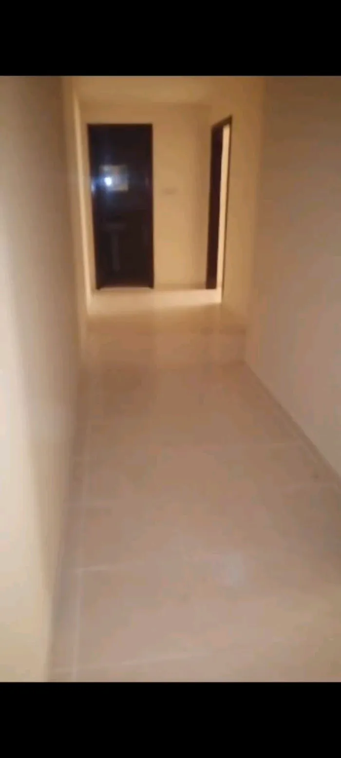 شقه للايجار السنوي بعجمان تطل على شارع الاتحاد غرفه وصاله : Image 1